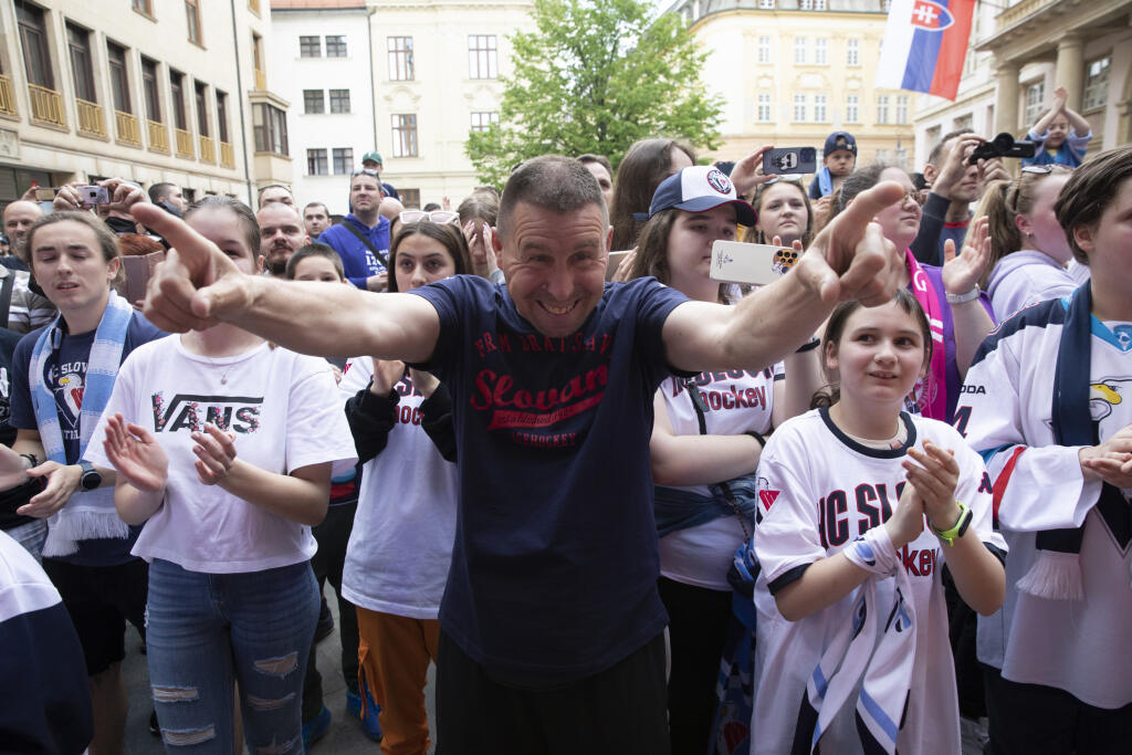 Na snímke oslava hokejistov Slovana Bratislava v centre mesta s fanúšikmi. Na Primaciálnom námestí sa ich zišli asi tri stovky.