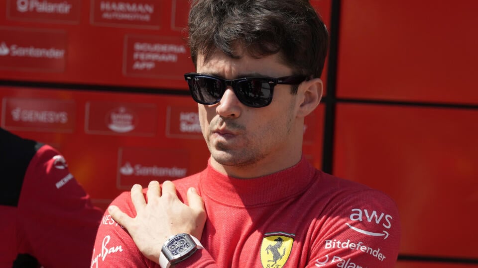 KK45 Sachír - Monacký jazdec F1 Charles Leclerc z tímu Ferrari prichádza na okruh Sachír pred VC Bahrajnu 2. marca 2023. V nedeľu 5. marca sa začne nová sezóna motoristickej Formuly 1, úvodné preteky sú na programe v Bahrajne na okruhu Sachír. FOTO TASR/AP
Ferrari driver Charles Leclerc of Monaco arrives at the Bahrain International Circuit in Sakhir, Bahrain, Thursday, March 2, 2023. The Bahrain GP will be held on Sunday March 5, 2023.(AP Photo/Frank Augstein)