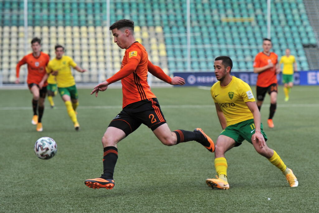 Na snímke vľavo Alexander Mojžiš (Ružomberok) a Vahan Bichakhchyan (Žilina) počas 22. kola Fortuna ligy MŠK Žilina - MFK Ružomberok 6. marca 2021 v Žiline. FOTO TASR - Erika Ďurčová
