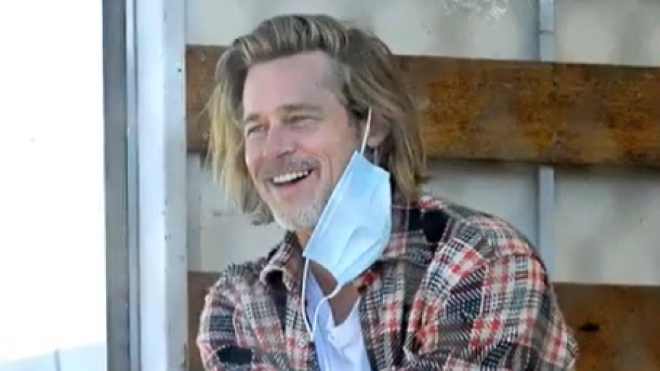 Herec Brad Pitt v poslednom čase dosť zostarol. Srdce má však na správnom mieste a počas pandémie pomáhal rozdávať jedlo.