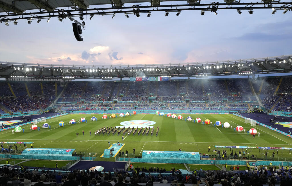 JB 37 Rím - Umelci počas vystúpenia na slávnostnom otvorení futbalových majstrovstiev Európy na Olympijskom štadióne v Ríme 11. júna 2021 pred zápasom Turecko - Taliansko na EURO 2020. FOTO TASR/AP
Artists perform during the opening ceremony prior to the Euro 2020 group A soccer match between Italy and Turkey, at the Rome Olympic stadium, Friday, June 11, 2021.(AP Photo/Andrew Medichini, Pool)