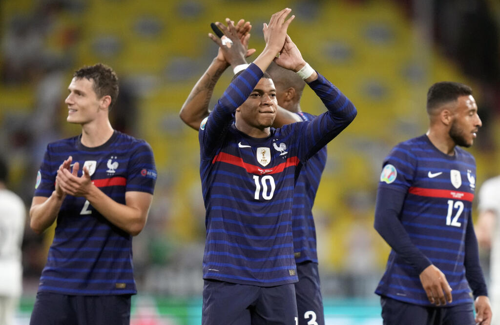 JB 9 Mníchov - Francúzsky hráč Kylian Mbappé(uprostred) tlieska fanúšikom po výhre nad Nemeckom na konci zápasu F-skupiny Francúzsko - Nemecko na EURO 2020 vo futbale v Mníchove 15. júna 2021. FOTO TASR/AP
France's Kylian Mbappe, centre, salutes the fans after the Euro 2020 soccer championship group F match between France and Germany at the Allianz Arena in Munich, Germany, Tuesday, June 15, 2021. France won the match 1-0. (AP Photo/Matthias Schrader, Pool)