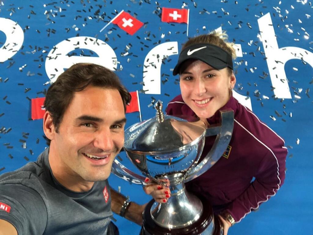 Na snímke je švajčiarska tenistka Belinda Benčičová a jej krajan Roger Federer.