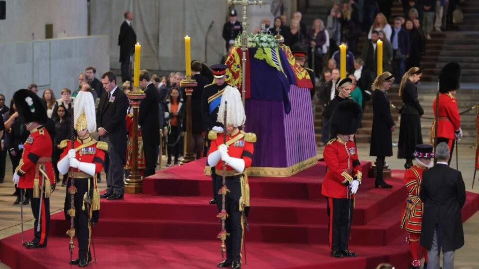 Synovia kráľa Charlesa III. – princovia William a Harry, dcéry princa Andrewa – princezné Beatrice a Eugenie, deti princeznej Anne – Peter Phillips a Zara Tindallová a deti princa Edwarda – Louise a James – stáli ticho okolo katafalku, na ktorom je rakva uložená.