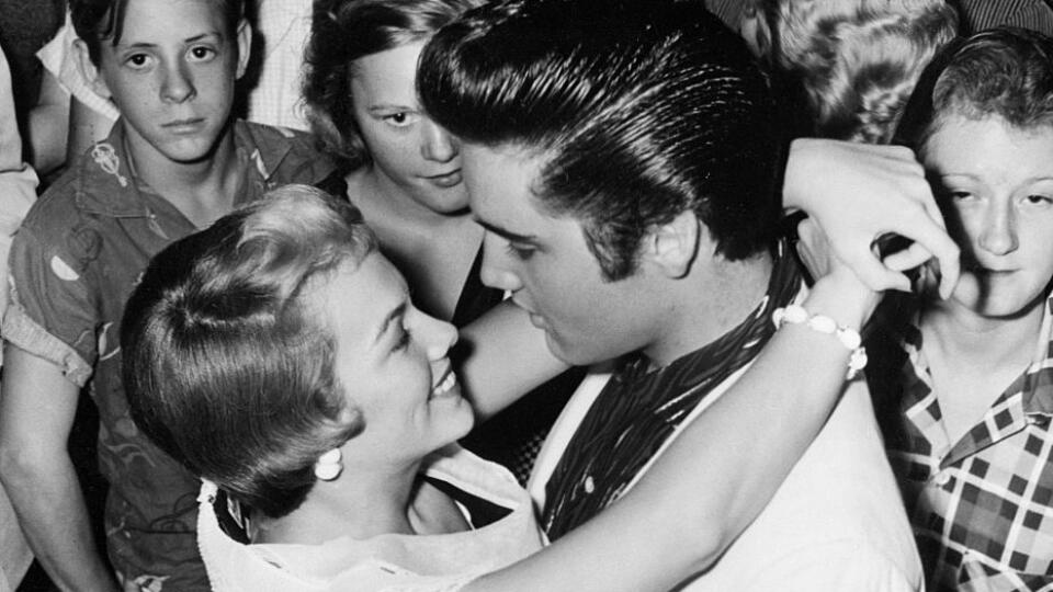 Elvis Presley († 42)
Jeho sláva a vplyv na vývoj hudby sa snáď ani nedá odmerať. Charizma a originalita ju priniesli obdiv nespočetného množstva žien, podľa jeho životopisca Joela Williamsona si však vyberal tie najnevhodnejšie – ešte pod zákonom. Aj jeho budúca manželka Priscilla mala 14, keď sa zoznámili, a hovorí sa, že o ňu stratil záujem po narodení dcérky Lisy Marie a zahľadel sa do ďalšieho mladučkého dievčaťa.