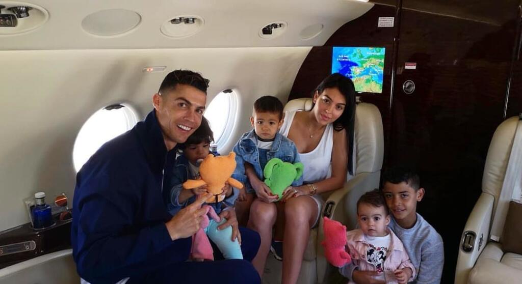 Voľno venuje rodine. Criatiano Ronaldo po náročnej premiérovej sezóne v Juventuse Turín dovolenkoval v Grécku či na Azúrovom pobreží. Všetok čas venoval piatim deťom a partnerke Georgine Rodriguezovej.