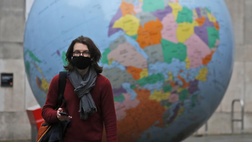 KK30 Londýn - Žena kráča pred zemeguľou s názvom Svet sa obrátil hore nohami, ktorú navrhol Mark Wallinger 19. januára 2021 v Londýne. FOTO TASR/AP
A pedestrian wearing a face mask walks past a globe, in front of the London School of Economics in London, Tuesday, Jan. 19, 2021. The globe designed by Mark Wallinger is called 'The World turned Upside Down'. The U.K. is under an indefinite national lockdown to curb the spread of the new variant, with nonessential shops, gyms and hairdressers close