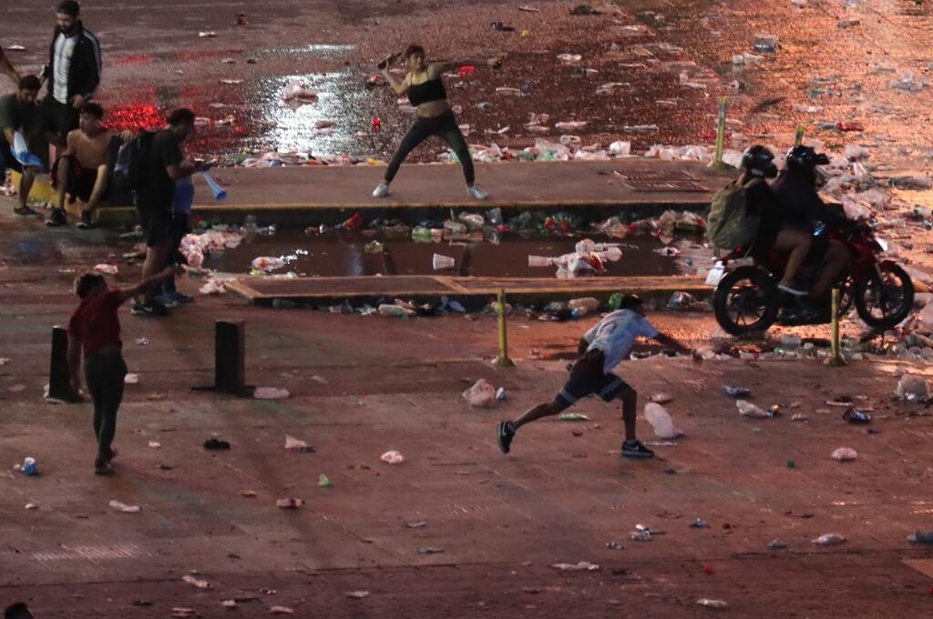 Viaceré zábery z nočných ulíc argentínskeho hlavného mesta vyzerajú, akoby nešlo o oslavu, ale demonštráciu, proti ktorej musela zasiahnuť polícia.