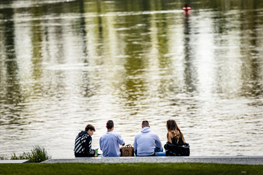 Na Slovensku sa uvoľnili ďalšie protipandemické opatrenia. Od pondelka 26. apríla sa otvorili pod podmienkou dodržiavania prísnych hygienických opatrení terasy reštauráci. Niektorí zákazníci napriek tomu uprednostnili konzumáciu mimo terás.
