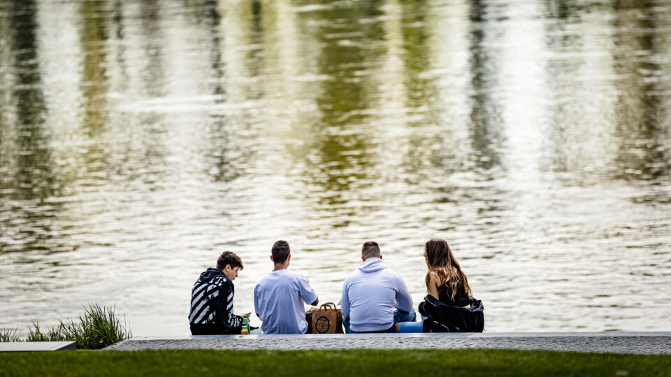 Na Slovensku sa uvoľnili ďalšie protipandemické opatrenia. Od pondelka 26. apríla sa otvorili pod podmienkou dodržiavania prísnych hygienických opatrení terasy reštauráci. Niektorí zákazníci napriek tomu uprednostnili konzumáciu mimo terás.