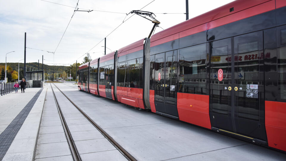 Od 26. októbra 2020 je obnovená premávka električiek Mestskej hromadnej dopravy do Karlovej Vsi a Dúbravky. Na snímke linka č. 4 na zastávke Záluhy, 26. októbra 2020 v Bratislave. FOTO TASR - Pavol Zachar