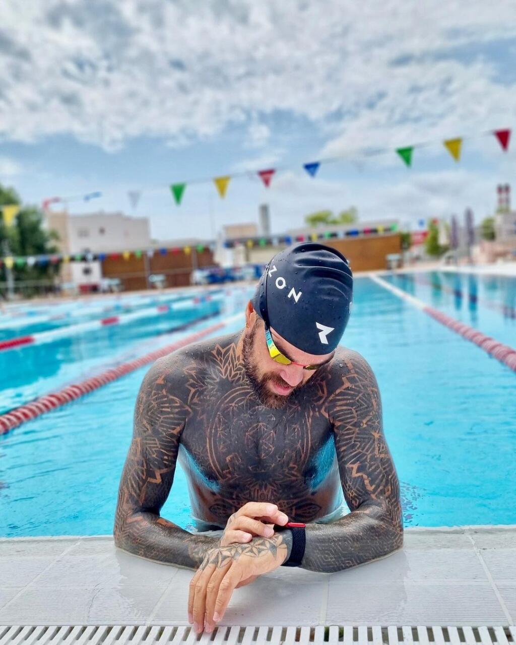 „Bavilo ma behať a bicyklovať, potom som skočil do vody a bol z toho triatlon. Ale hlavný dôvod, pre ktorý som sa doň zamiloval, je ten, že je slobodný a môžem ho robiť kde chcem, s kým chcem a kedy chcem,“ povedal bývalý futbalista na margo jeho vzťahu k triatlonu.