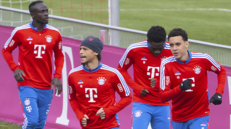 JB 16 Mníchov - Zľava hráči Bayernu Mníchov Sadio Mane, Leroy Sane, Alphonso Davies a Jamal Musiala počas tréningu pred futbalovým zápasom nemeckej Bundesligy v Mníchove 13. apríla 2023. Nemecký futbalový klub Bayern Mníchov suspendoval útočníka Sadia Maneho, ktorý mal podľa miestnych médií napadnúť spoluhráča Leroya Saneho. Senegalský reprezentant tak nebude figurovať v bundesligovom zápase proti Hoffenheimu.