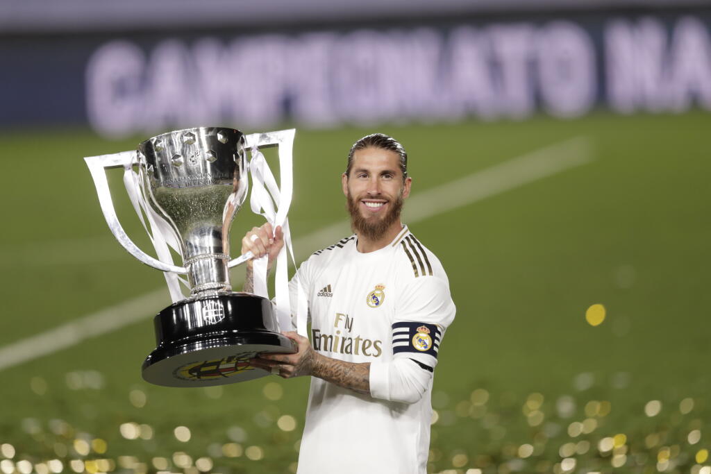 WA 2 Madrid - Kapitán Realu Madrid Sergio Ramos pózuje s trofejou po zisku 34. titulu majstra Španielska na štadióne Alfreda di Stefana v Madride vo štvrtok 16. júla 2020. Rozhodol o tom ich štvrtkový domáci triumf v predposlednom 37. kole nad Villarealom 2:1. Pred druhou Barcelonou majú sedembodový náskok. Z trofeje pre víťaza La Ligy sa zverenci Zinedina Zidana tešia opäť po troch rokoch. FOTO TASR