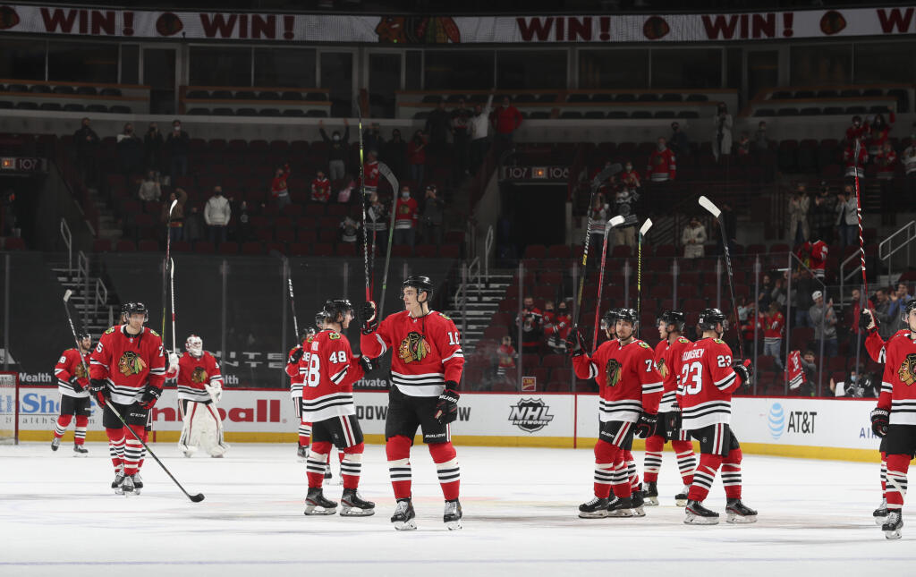 Hokejisti Chicaga zvíťazili v zápase zámorskej NHL na domácom ľade nad Dallasom 4:2. V United Center si triumf Blackhawks vychutnalo prvýkrát v sezóne aj 3820 priaznivcov.