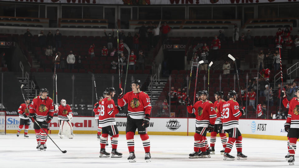 Hokejisti Chicaga zvíťazili v zápase zámorskej NHL na domácom ľade nad Dallasom 4:2. V United Center si triumf Blackhawks vychutnalo prvýkrát v sezóne aj 3820 priaznivcov.