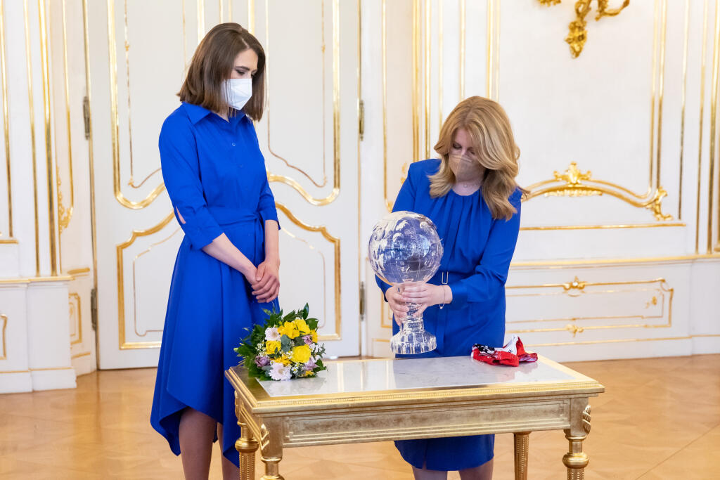 Najlepšia lyžiarka sveta za sezónu 2020/2021 priniesla prezidentka ukázať veľký krištáľový glóbus.