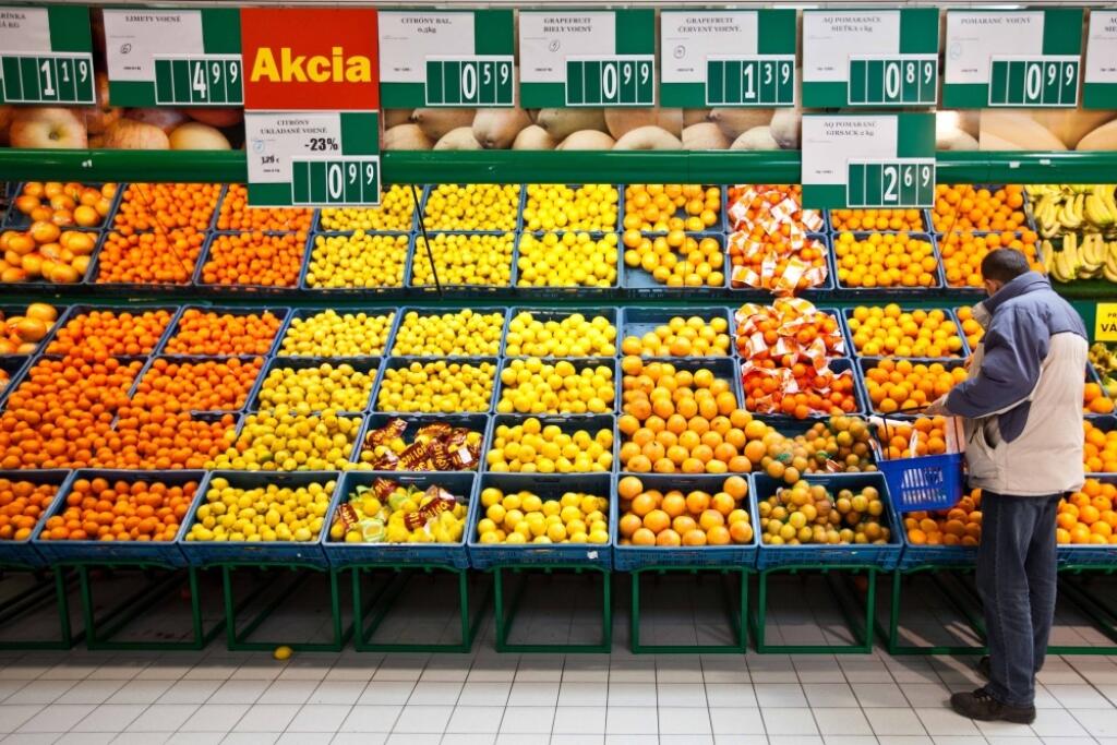 Francúzi zakázali supermarketom vyhadzovať jedlo. Pôjde radšej charite