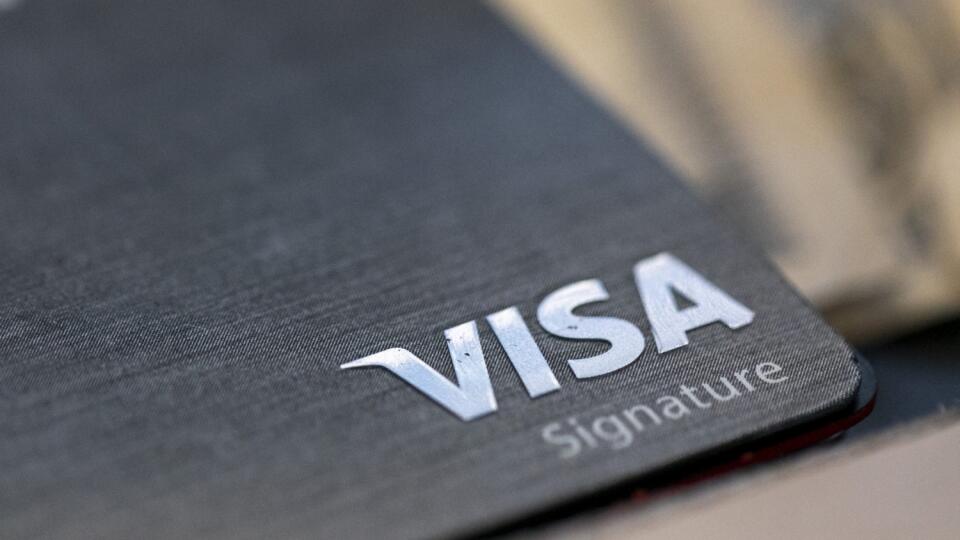 KK18 archív New Orleans - Na archívnej snímke z 11. augusta 2019 logo Visa na kreditnej karte v New Orleanse. Visa v 2. kvartáli prebiehajúceho fiškálneho roka 2022 výrazne zvýšila tržby aj zisk a jej výsledky prekonali očakávania trhu. FOTO TASR/AP
FILE This Aug. 11, 2019, file photo shows a Visa logo on a credit card in New Orleans. Payment processing giant Visa's profits rose 21% in the first three months of the year fueled by a large jump in spending on the company's namesake credit and debi