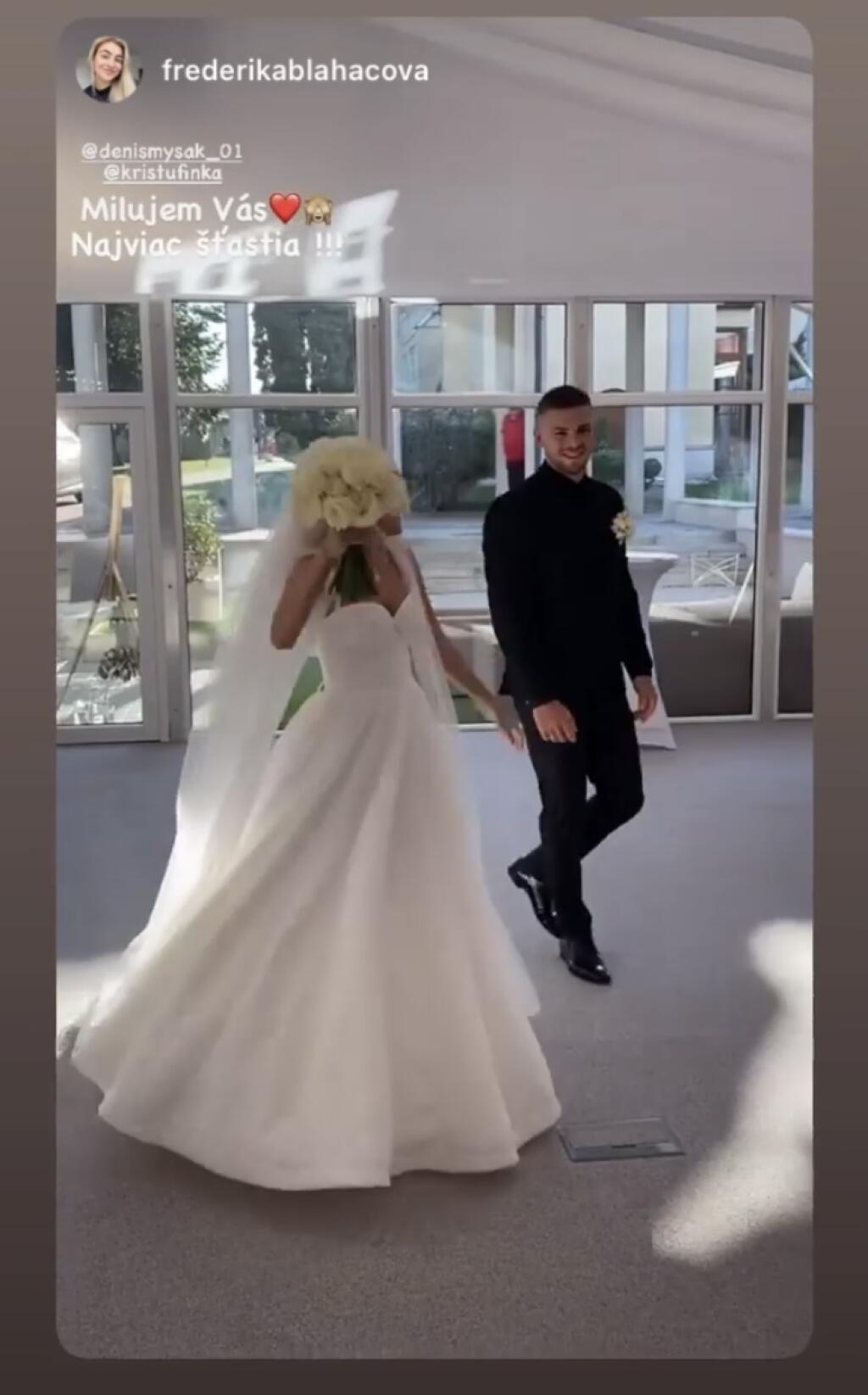 Mladomanželia sa usmievali po obrade od ucha k uchu.