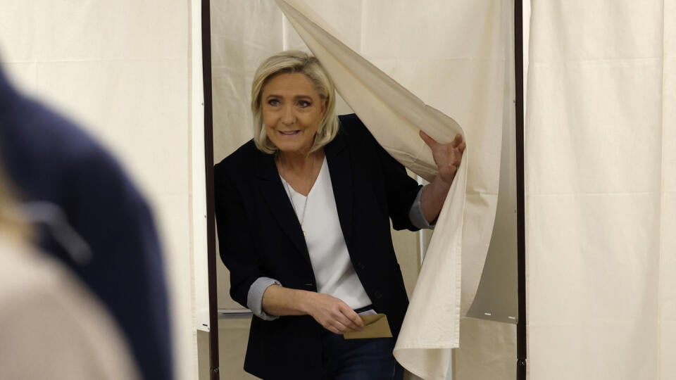KK94 Le-Touquet-sur-Plage - Líderka krajne pravicového Národného združenia (RN) Marine Le Penová vo volebnej miestnosti počas volieb do Európskeho parlamentu vo francúzskom Henin-Beaumont v nedeľu 9. júna 2024. Eurovoľby sa konali od 6. do 9. júna. FOTO TASR/AP
French far-right leader Marine Le Pen exits the voting booth before voting for the European election, Sunday, June 9, 2024 in Henin-Beaumont, northern France. Polling stations opened across Europe on Sunday as voters from 20 countries ca