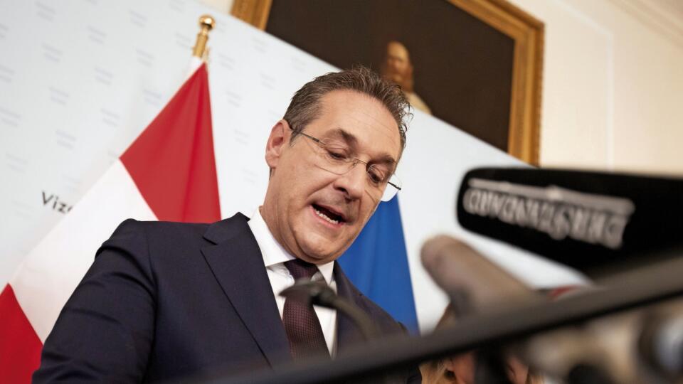 Zostal sám: Strache prišiel nielen o politickú kariéru, ale pravdepodobne aj o manželku Philippu. Po zverejnení aféry sa so synom Hendrikom odsťahovala k svojim rodičom.