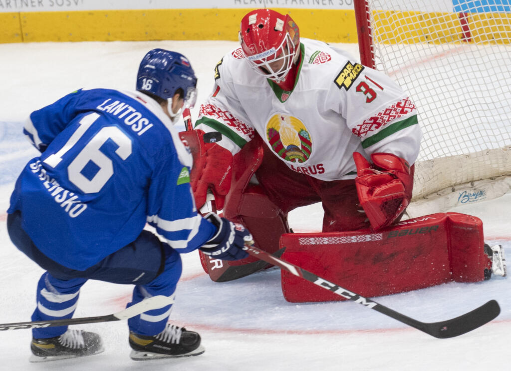 Slovenský hokejista Róbert Lantoši (vpravo) a brankár Bieloruska Danny Taylor v poslednom zápase D-skupiny Slovensko - Bielorusko na kvalifikačnom turnaji o postup na ZOH2022 v Pekingu v Bratislave v nedeľu 29. augusta 2021. FOTO TASR - Martin Baumann