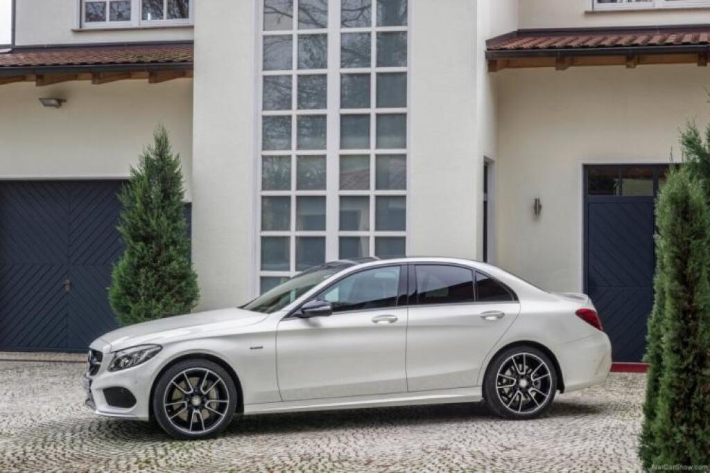 Test Mercedes C 450 AMG: Koní má na rozdávanie