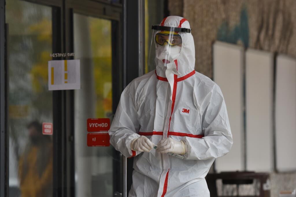 Na snímke hasič - zdravotník počas bezplatného testovania antigénovými testami pred kinom Hviezda v Trnave v utorok 10. novembra 2020. FOTO TASR - Lukáš Grinaj