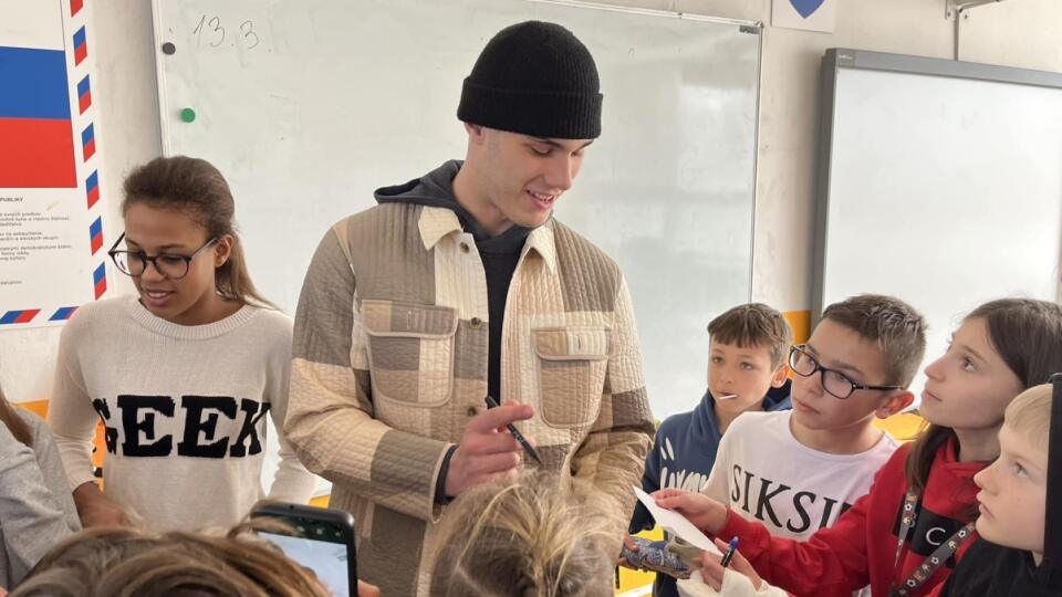 Juraj Slafkovský zavítal v Košiciach aj na základnú školu a prekvapil žiakov.