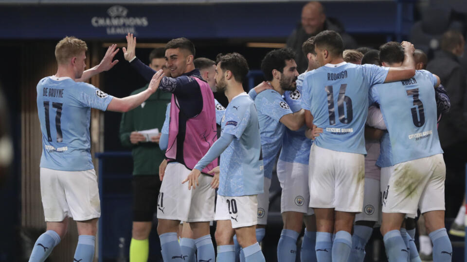 EBE 5 Paríž - Na snímke hráči Manchestru oslavujú druhý gól spoluhráča Riyada Mahreza v úvodnom semifinálovom zápase Ligy majstrov vo futbale Paríž St. Germain - Manchester City v Paríži v stredu 28. apríla 2021. FOTO TASR/AP
Manchester City's Riyad Mahrez celebrates with teammates after scoring his sides second goal during the Champions League semifinal first leg soccer match between Paris Saint Germain and Manchester City at the Parc des Princes stadium, in Paris, France , Wednesday, April 28