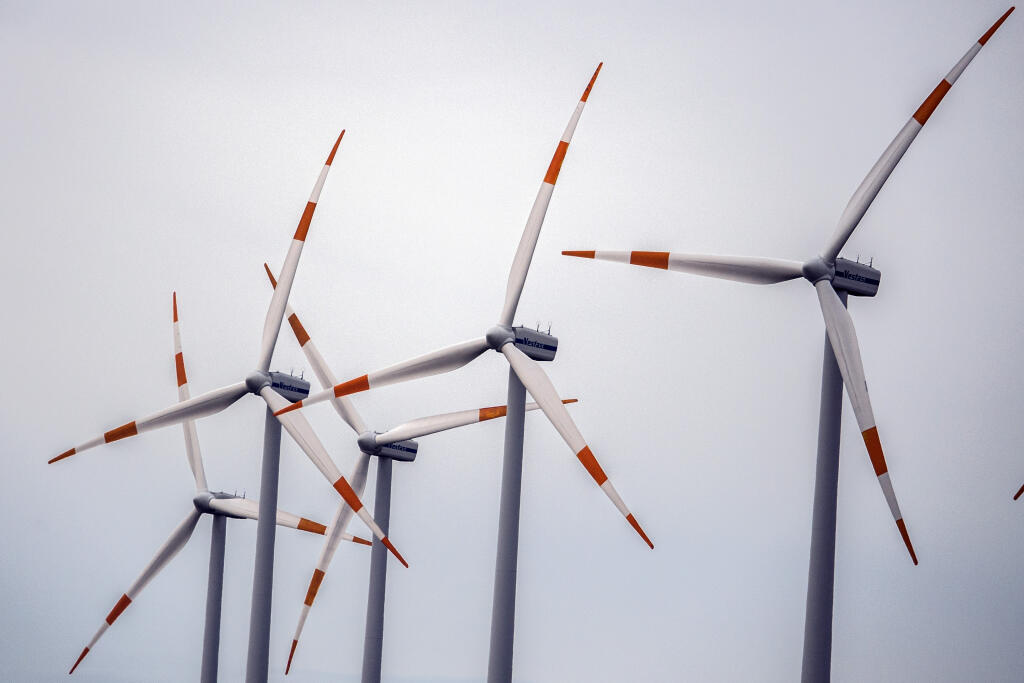 WA 21 archív Pütz - Na archívnej snímke z 20. januára 2021 veterné turbíny v nemeckom meste Pütz. V Nemecku sa vlani po prvý raz vyrobilo viac energie z vetra než z uhlia. FOTO TASR/DPA
ARCHIV - 20.01.2021, Nordrhein-Westfalen, Pütz: Windräder drehen sich vor dem grauen Himmel. Im vergangenen Jahr hat die Windkraft die Kohle als wichtigsten Energieträger in Deutschland überholt. (zu dpa «Wind überholt Kohle als wichtigster Energieträger») Foto: Federico Gambarini/dpa +++ dpa-Bildfunk +++