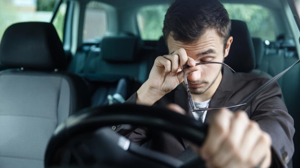 Na rozdiel od seniorov bývajú mladší šoféri nedisciplinovaní. Možnosť dioptrickej chyby častejšie podceňujú a zľahčujú.