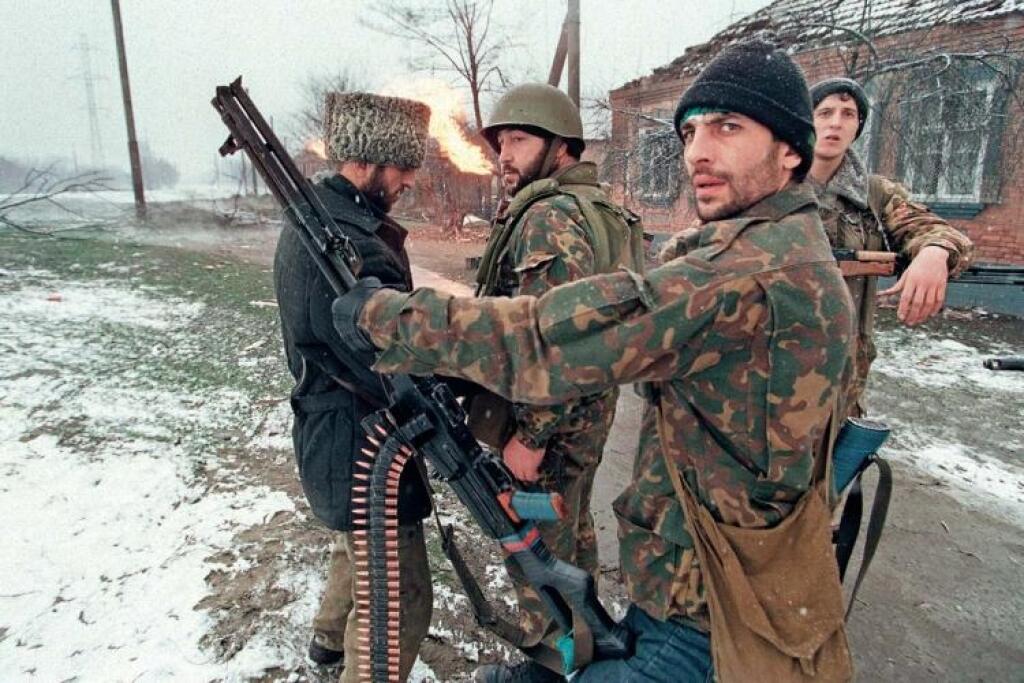 Боевики 1994. Чеченские сепаратисты 1995. Чеченские боевики Грозный 1995. Чеченские боевики в Грозном 1994.