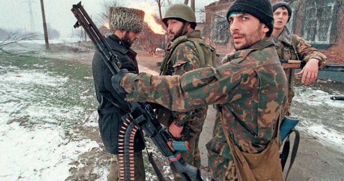 Отводи ребят. Чечня 1994 боевики Чечни. Чеченские боевики в Грозном 1994. Пулемётчик ПКМ Чечня 1995.