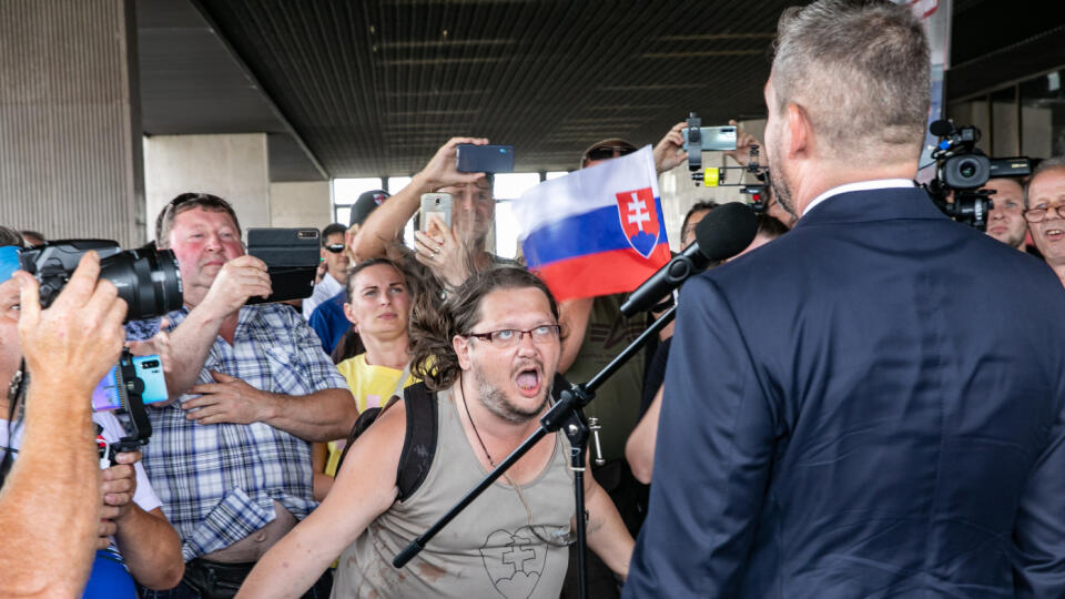 Protest pred parlamentom proti vládnym opatreniam. Na fotke je Peter Pellegrini.