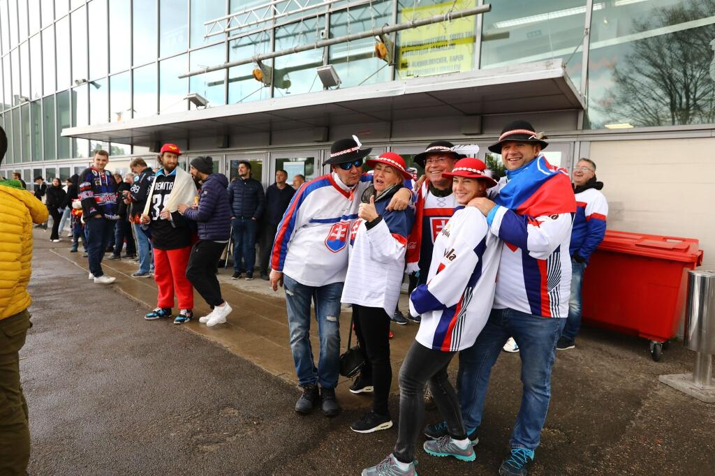pretože naši fanúšikovia majú v hľadisku veľkú prevahu a už pred zápasom obsadili okolie Ice Hall.