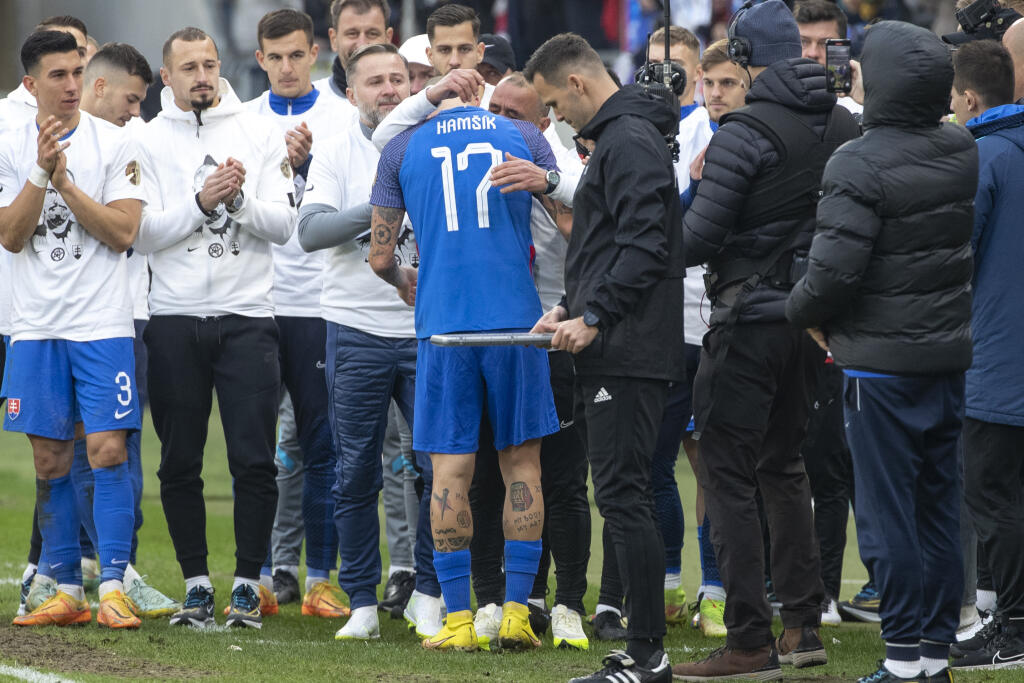 Našu futbalovu ikonu utešoval tréner Calzona, ktorému napokon skončil v náručí.