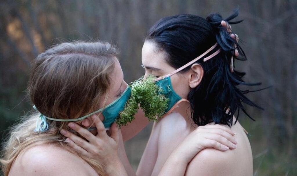 Ekosexuáli by nikdy nepoužili erotické produkty zo zvieracej kože či iných toxických materiálov ani testované na zvieratách a dokonca odmietajú hormonálnu antikoncepciu.