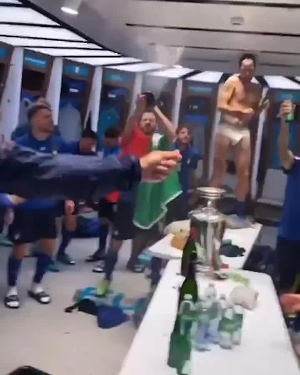 FOTO Šatne po finále eura: Taliani si zabudli aj slipy, Angličania nechali len krabice od pizze