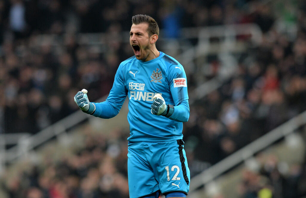 Martin Dúbravka bol jedným zo siedmich hráčov, ktorí si po zápase s Českom predĺžili večierku. Tento incident stál za koncom Jána Kozáka pri reprezentácii.