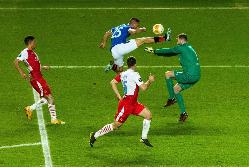 Útočník Rangers zložil brankára Slavie kopom, ktorý skôr pripomína bojové športy.