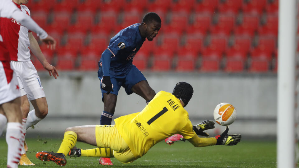 WA 31 Praha - Futbalista Arsenalu Londýn Nicolas Pepe (vpravo) strieľa gól počas odvetného štvrťfinálového zápasu Európskej ligy Slavia Praha - Arsenal Londýn v Prahe vo štvrtok 15. apríla 2021. FOTO TASR/AP
Arsenal's Nicolas Pepe, right, scores his side's opening goal during the Europa League quarter final second leg soccer match between Slavia Prague and Arsenal at the Sinobo stadium in Prague, Czech Republic, Thursday, April 15, 2021. (AP Photo/Petr David Josek)