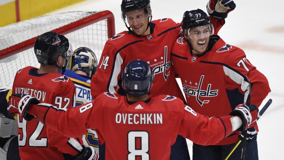 Hráči Washingtonu Capitals sa tešia z gólu Richarda Pánika.