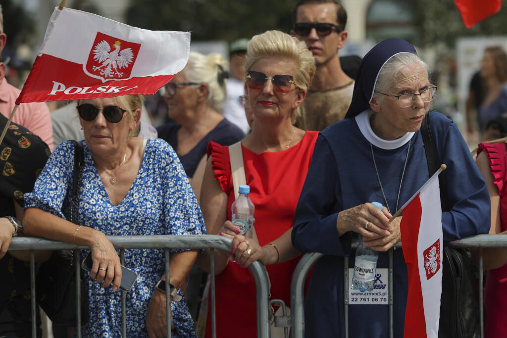 Ľudia sa účastnia osláv sviatku Dňa armády vo Varšave v pondelok 15. augusta 2022.