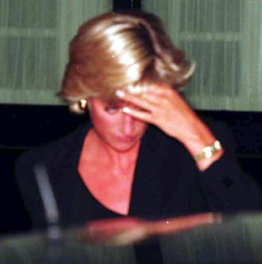 Princess diana записи приватов. Принцесса Диана плачет. Принцесса Диана утешает женщину. Принцесса Диана успокаивает женщину. Кто та женщина которую успокаивала принцесса Диана.