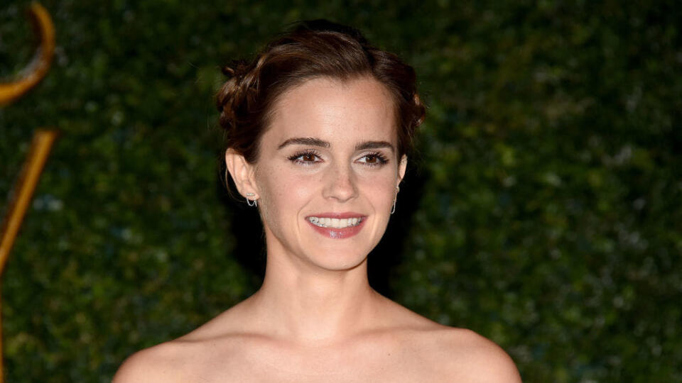 Nežná Emma Watson si aj pri výbere kozmetiky potrpí na tom, aby jej výroba i zloženie zbytočne nezaťažovali životné prostredie. Jej srdcovou záležitosťou je kúpeľ a prírodné oleje. Relax vo vani si najčastejšie spestruje telefonovaním. Do kúpeľa si pridáva brezový, mätový, eukalyptový olej, soľ, echinaceu a zázvor. Ak má čas, dopraje si kúpeľ každý deň.