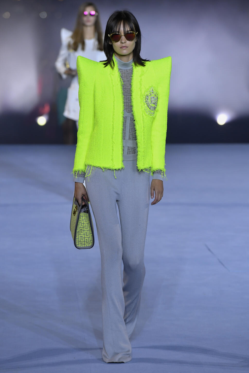 Balmain: Mixujte kúsky z dvoch kostýmov medzi sebou. Získate hneď štyri rôzne outfity a vždy budete vyzerať inak.