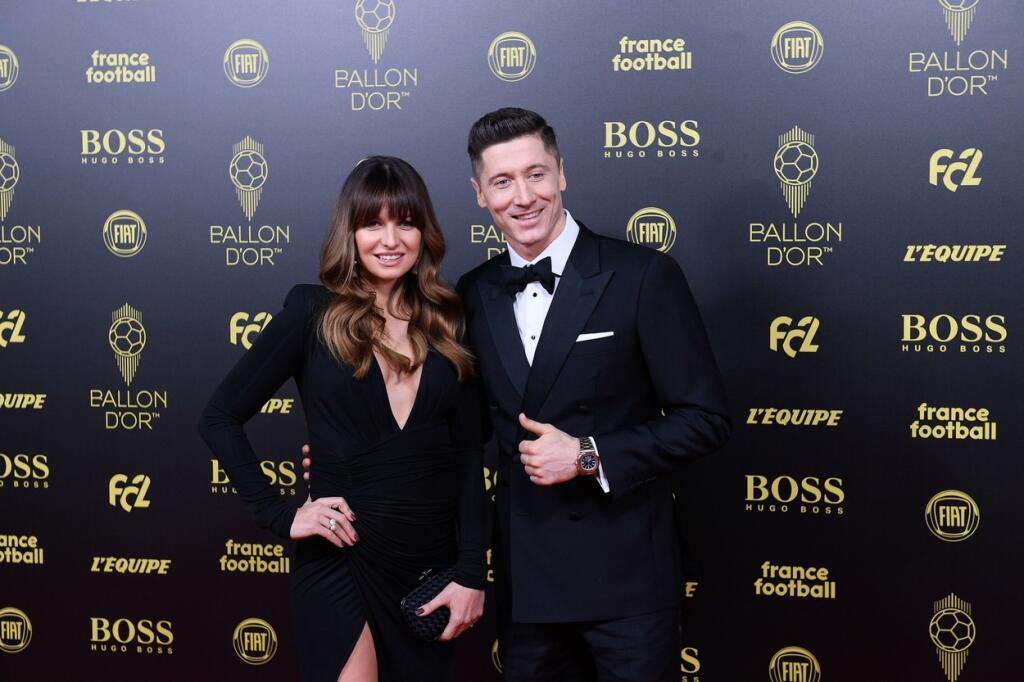 Nielen manželka Lionela Messiho, ale aj útočníka Roberta Lewandowskeho Anna predviedla futbalovým hviezdam svoj bujný dekolt.