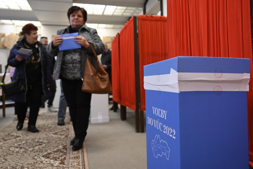 Na Slovensku sa v sobotu o siedmej hodine ráno začali historicky prvé spojené voľby do orgánov samosprávy obcí a do orgánov samosprávnych krajov. Na snímke voľby v obci Trenčianske Stankovce, 29. októbra 2022. FOTO TASR - Radovan Stoklasa